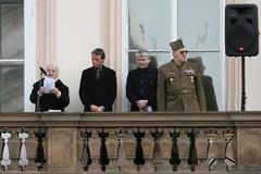 MUDr. Naděžda Kavalírová promlouvá z balkónu na Staroměstském náměstí