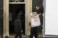 Stěhováci odvážejí majetek rodiny Blairů z Downing Street.