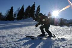 Lyže, sníh a slunce