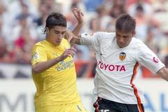 Joaquin bojuje o míč s Garciou