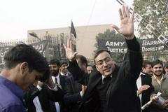 Mušaraf odstoupil z čela armády