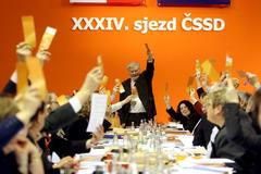 Delegáti sjezdu ČSSD hlasují o změnách stanov strany