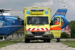 Sanitka u vrtulníku nad motolskou nemocnicí