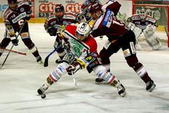 Jeden ze soubojů ve druhé třetině před brankářem Dubou