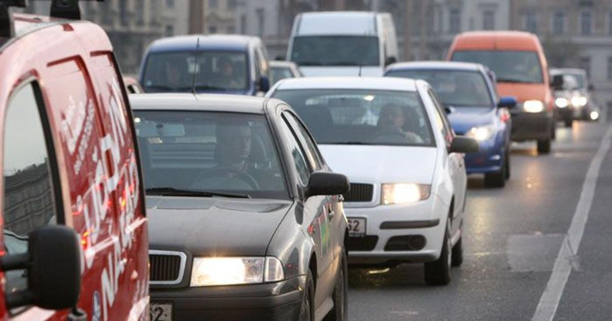 Dálnice D8 u Prahy stojí kvůli překládání nákladu z havarovaného kamionu