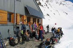 Slunná terasa před Cabane Panossiére