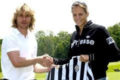 Olympijská vítězka Laure Manaudou a hvězda Juventusu Pavel Nedvěd