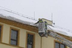 Odstraňování sněhu ze střechy