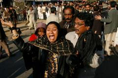 Plačící Pákistánka při pohřbu Bhuttové