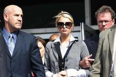 Paris Hiltonová před budovou soudu