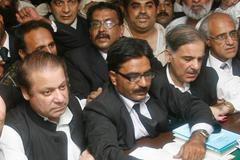 Naváze Šaríf se registruje k volbám, Láhaur 26.11.2007