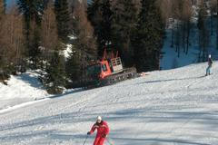 Úprava sjezdovek probíhá i během dne