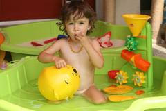 Holčička v bazénku