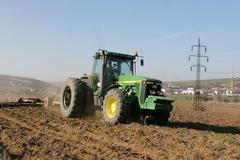 Traktor s bránami na poli u Uherského Brodu