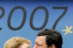 Německá kancléřka přijímá gratulace od Barrosa