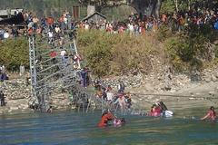 Nepál, zřícení mostu