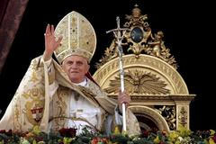 Papež pronáší své poseltví Urbi et Orbi, 25.12.2007.