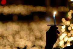 Křesťan drží svíčku v Surabaje, na východu Jávy