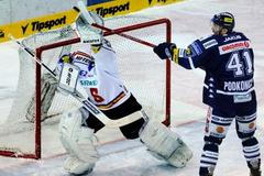 Útočník Liberce Andrej Podkonický a brankář Sparty Praha Tomáš Duba