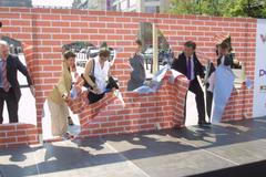 Bourání administrativní zdi