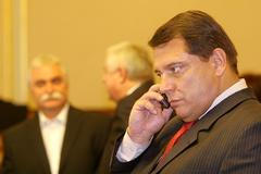 Jiří Paroubek telefonuje ve sněmovně