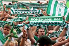 Fanoušci Bohemians na hřišti