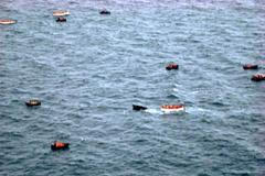 Pasažáři lodi Explorer plovoucí na levobok od lodi