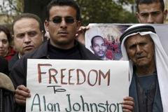 Svobodu Alanu Johnstonovi!