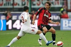 Paolo Maldini a Cicinho bojují o míč