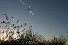 Čáry od letadel na obloze