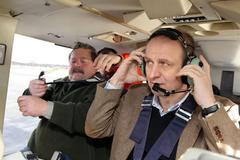 Ministr Gandalovič v policejním vrtulníku