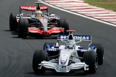 Nick Heidfeld, BMW Sauber a Lewis Hamilton, McLaren