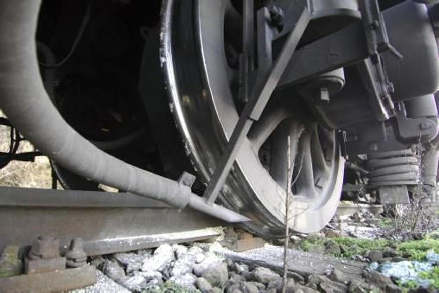 Další havárie ve Španělsku. Vlak u Barcelony narazil do zdi spadlé na koleje