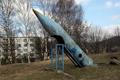 Betonová raketa na dětském hřišti