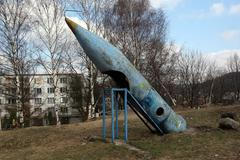 Betonová raketa na dětském hřišti
