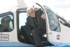 Kardinál Miloslav Vlk vystupuje z letadla