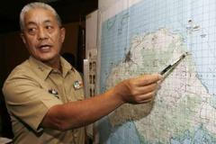 Filipínský generál Allaga u mapy ostrova Jolo