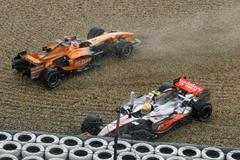 Mokrá trať na Nürburgring stála za velkým počtem kolizí