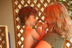 Těhotná žena chová dceru