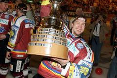 Brankář Tomáš Duba s pohárem