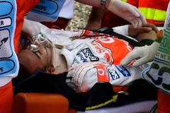 Hamilton v rukou zdravotníků