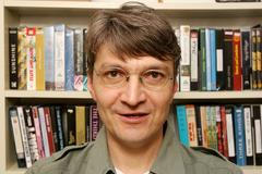 Jan Svěrák před svojí videotékou