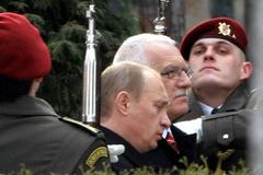 Prezident Vladimír Putin a Václav Klaus na Olšanských hřbitovech