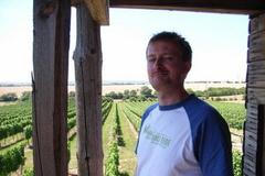 Bobule: Režisér Tomáš Bařina při obhlídkách na moravských vinicích