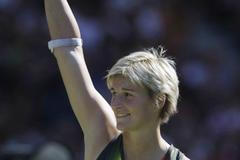 Barbora Špotáková se raduje