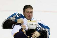 Bitka: Clowe vs. Tootoo