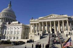 Čestná stráž vynáší Fordovu rakev z budovy Kongresu