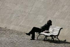 žena, odpočinek, únava, lavička, procházka, slunění,