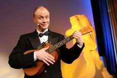 Jan Budař zpívá na pódiu kina Lucerna