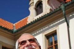 Prezident Václav Klaus na nádvoří Senátu